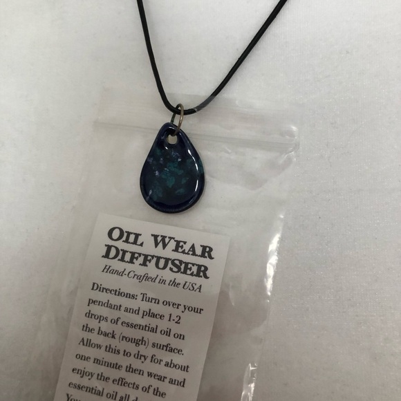 Beautiful Oil Diffusing Neckace - Picture 2 of 4